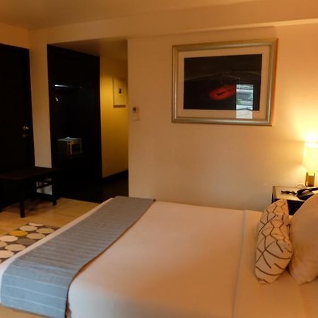 The Rose Bangkok Hotel Екстериор снимка